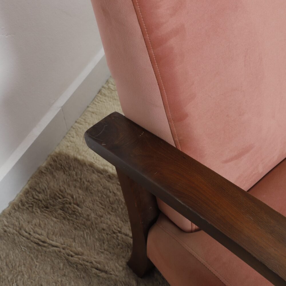 Cozy, minimalist lounge chair perfect for modern - Image 5